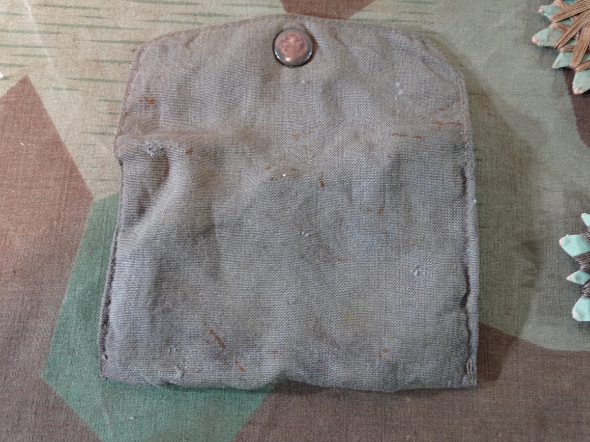 Nähset Wehrmacht in feldgrauer Stofftasche mit Druckknopf. 