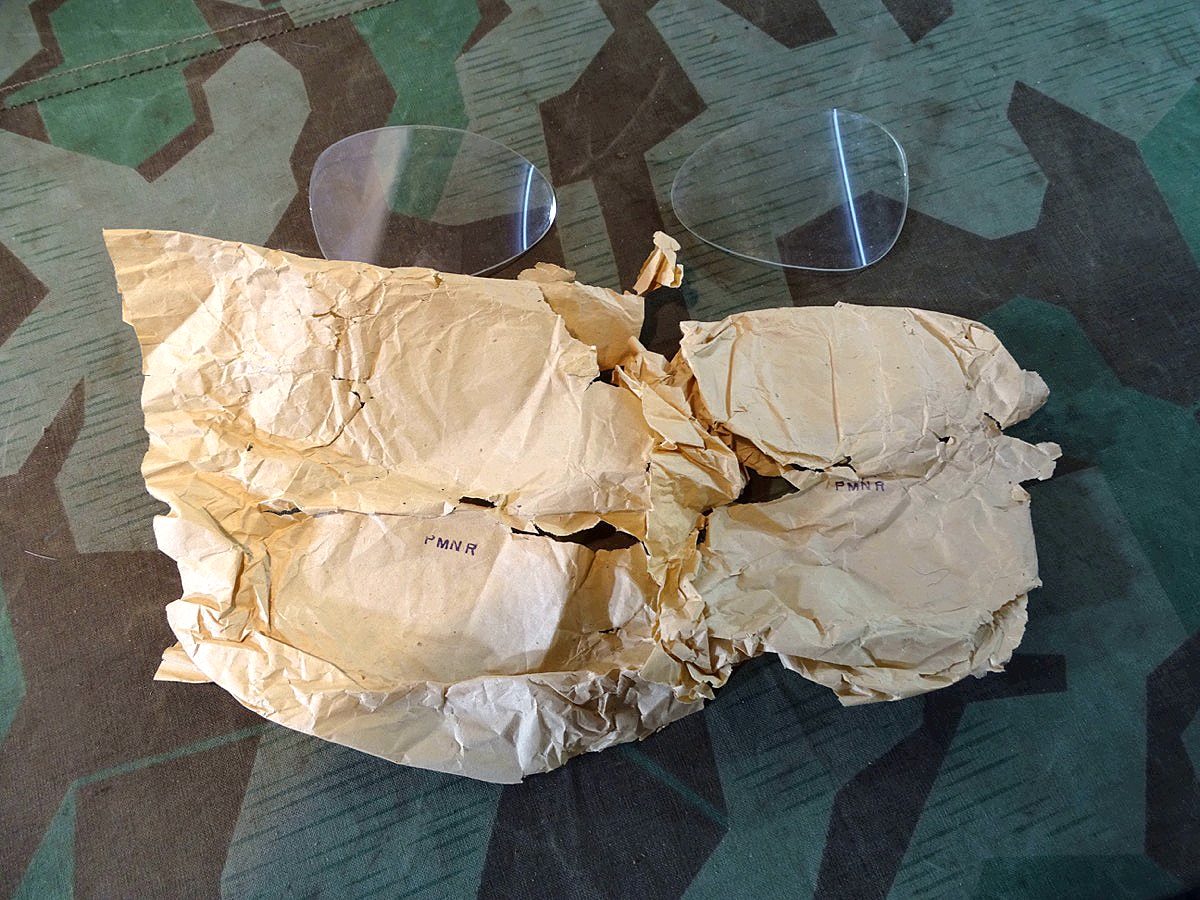 2 ungebrauchte Ersatzgläser mit Packpapier für die Wehrmachts Luftwaffen Fliegerbrille mit auswechselbaren Gläsern. 