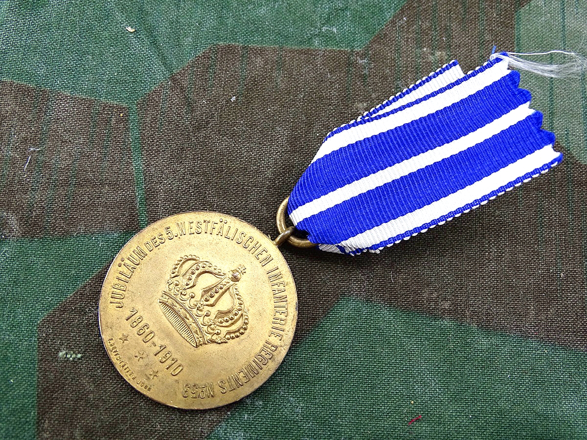 Medaille zum Jubiläum des 5. westfälischen Infanterie Regiments No. 53, 1860-1910,  mit Band für DA Schaumburg Lippe