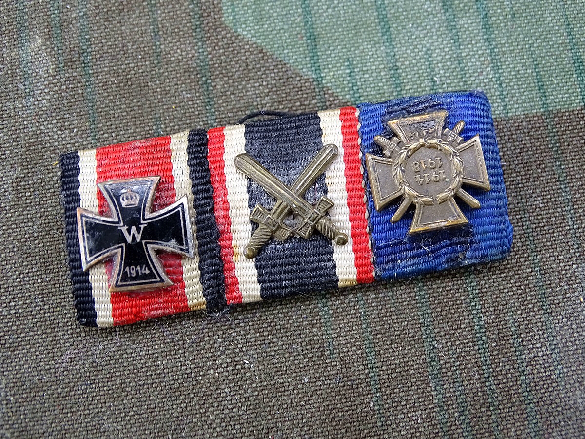 3er Bandspange, aufgelegte Miniaturen:  EK 2 1939 und 1914, KvK 2. Kl. 1939 m. Schwertern, Militär DA u. Ehrenkr. F. Frontkpf. 