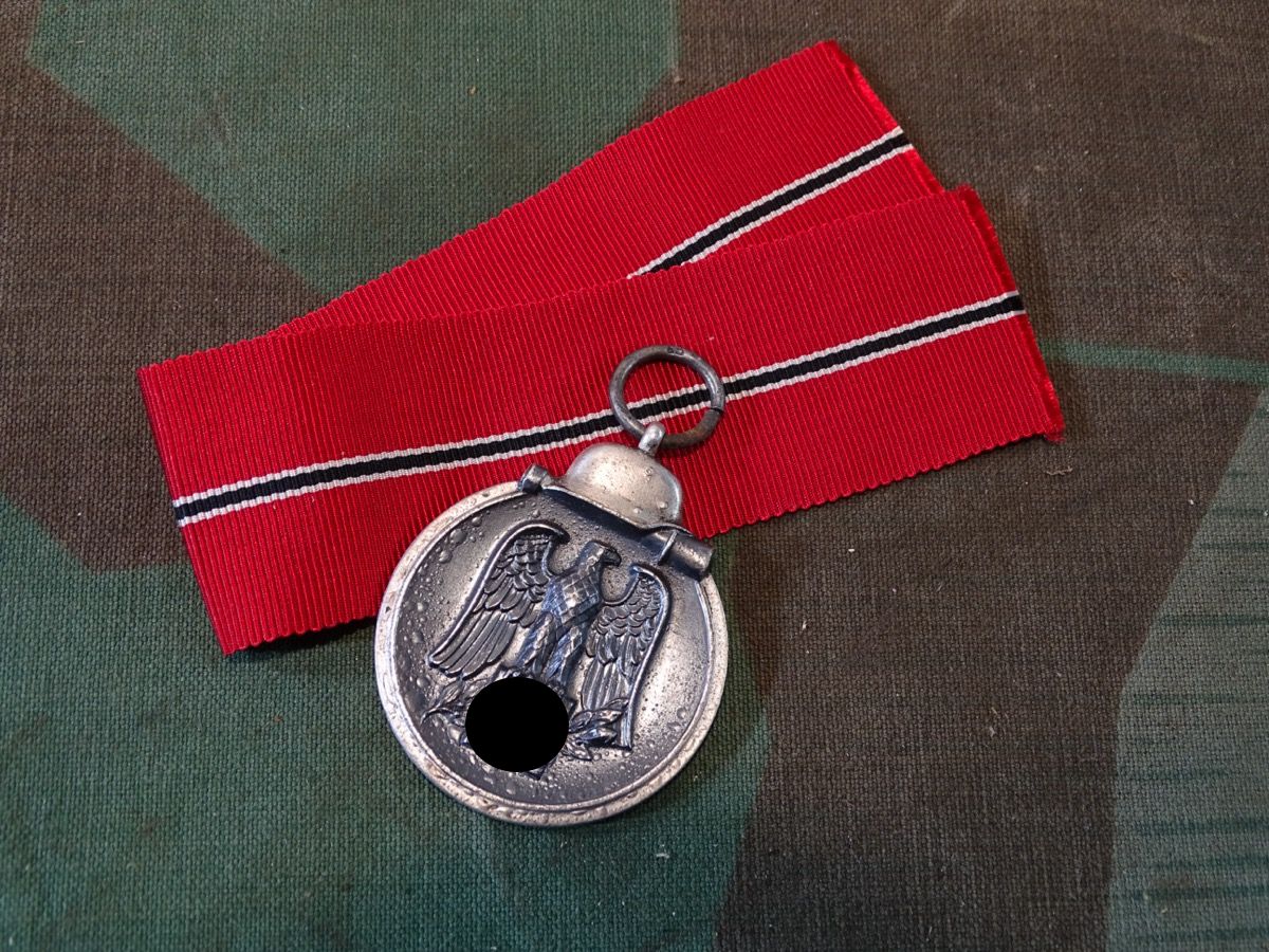 Medaille Winterschlacht im Osten 1941/42 mit Band, Ostmedaille, Hersteller 65