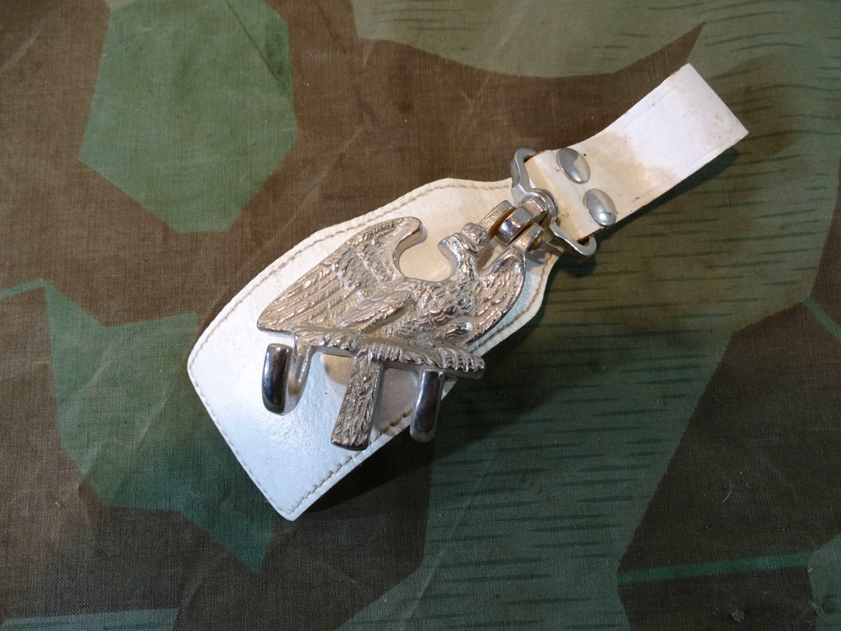 Trommel Tragehaken Modell bis 1918,  H 10 cm, preussischer Adler mit Krone, weiße Lasche. 