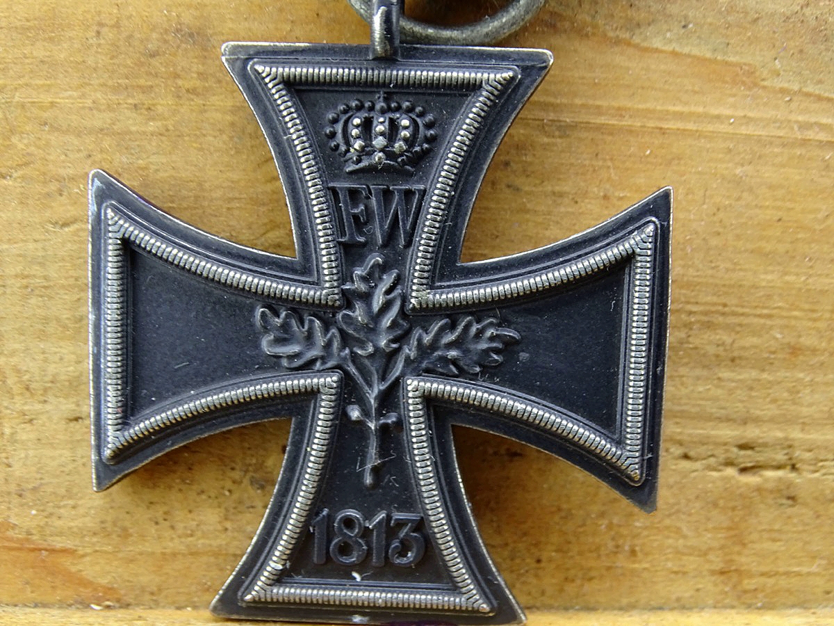 Replik: Eisernes Kreuz 2. Klasse 1870 mit schöner dunkler Patina und Bandabschnitt