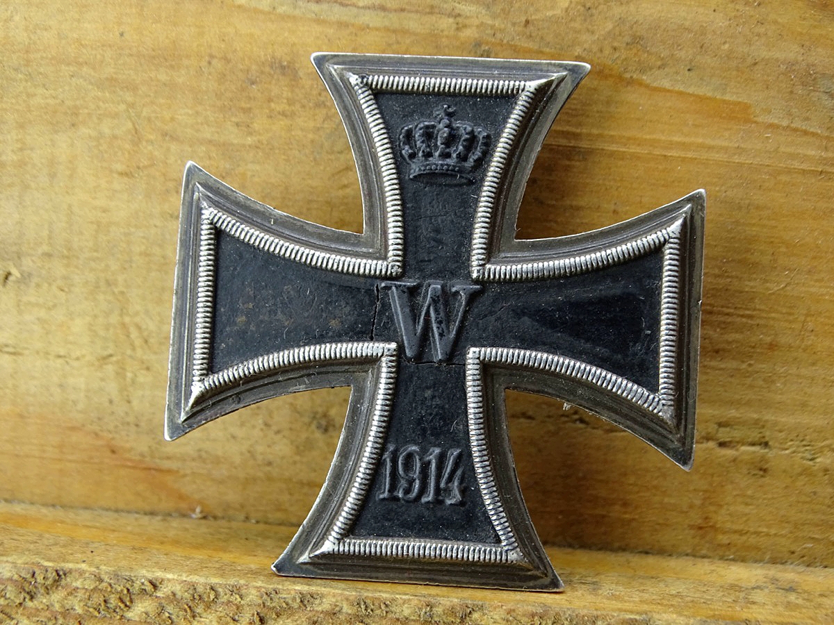 Eisernes Kreuz 1. Klasse 1914, magnetischer Eisenkern mit fast kpl. Schwärzung. Riss in Kern