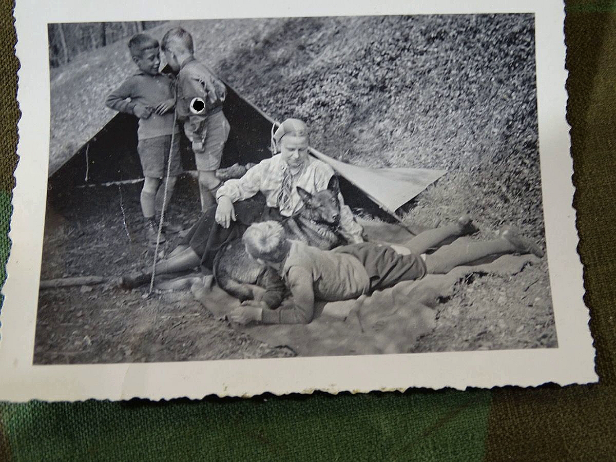 Frühes Foto eines kleinen Jungen in NS Uniform mit HK Armbinde, Zeltlager, Ostern 1933