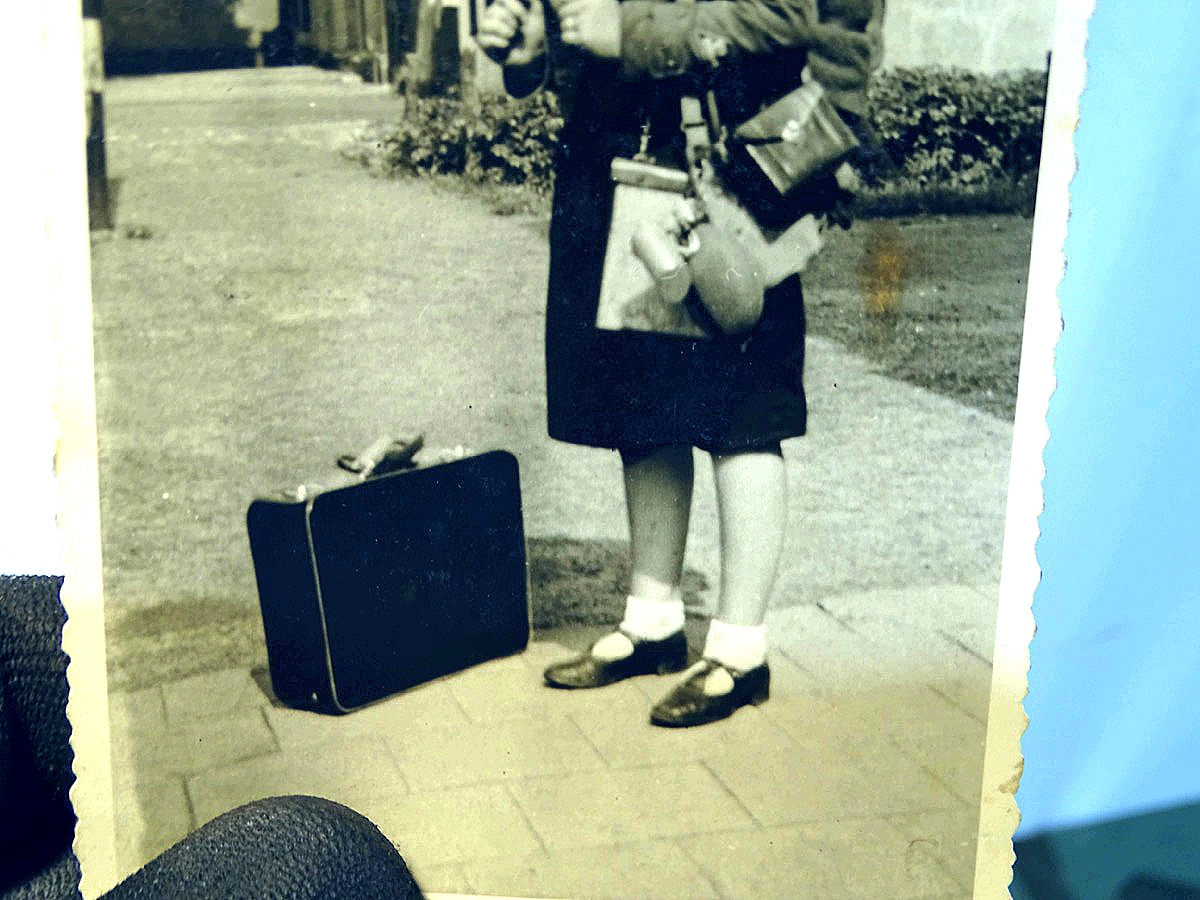 Foto BDM Mädchen mit großem Reise Feldgepäck bepackt. " Auf grosser Fahrt 1942"