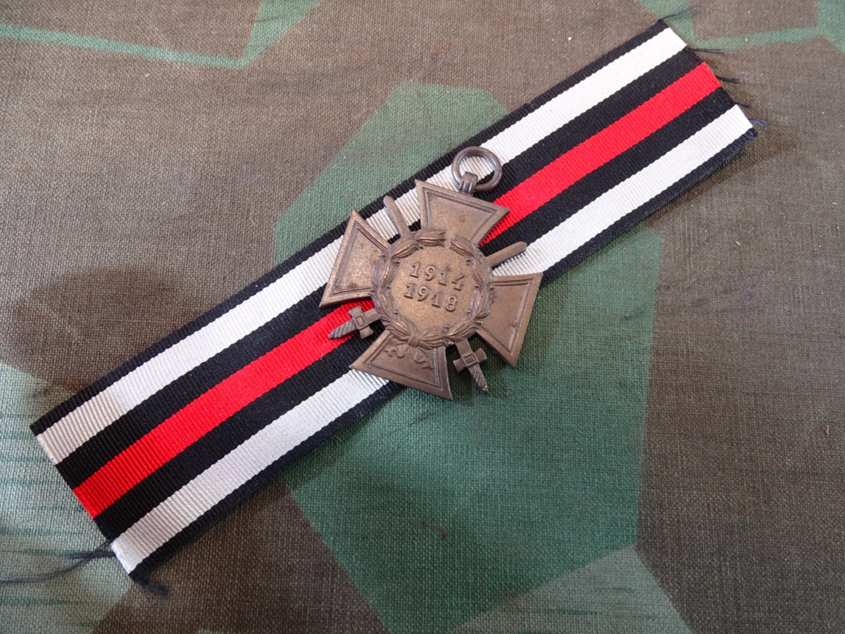 Ehrenkreuz für Frontkämpfer 1914/ 1918 mit Schwertern. Hersteller W.K. 