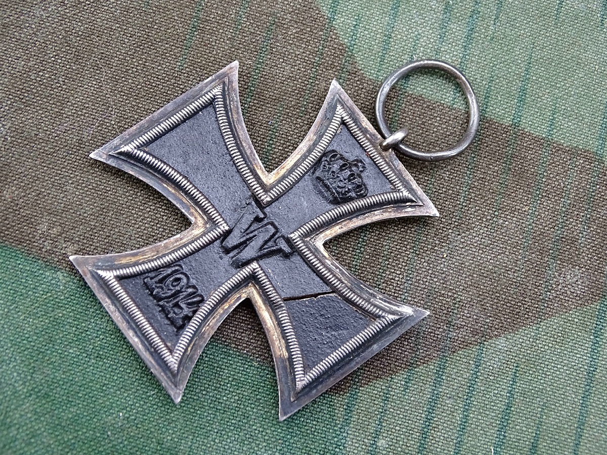 Eisernes Kreuz 2. Klasse 1914, Kernfarbe fast 100 % erhalten, Eisenkern in Arm gebrochen