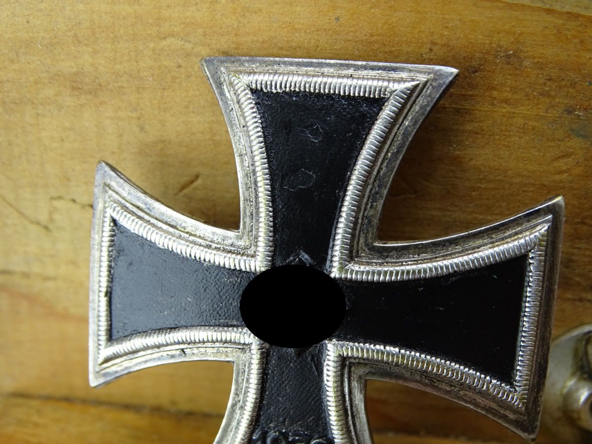 Eisernes Kreuz 1. Klasse 1939, Seltene Variante, gewölbt, fein gepunktete Oberfläche, kleine Schraubscheibe, Schinkelform