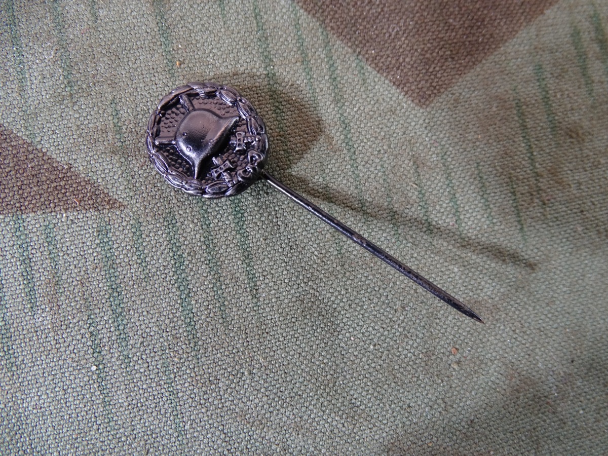 19 mm Miniatur Verwundeten Abzeichen in schwarz 1914 an langer Nadel. 
