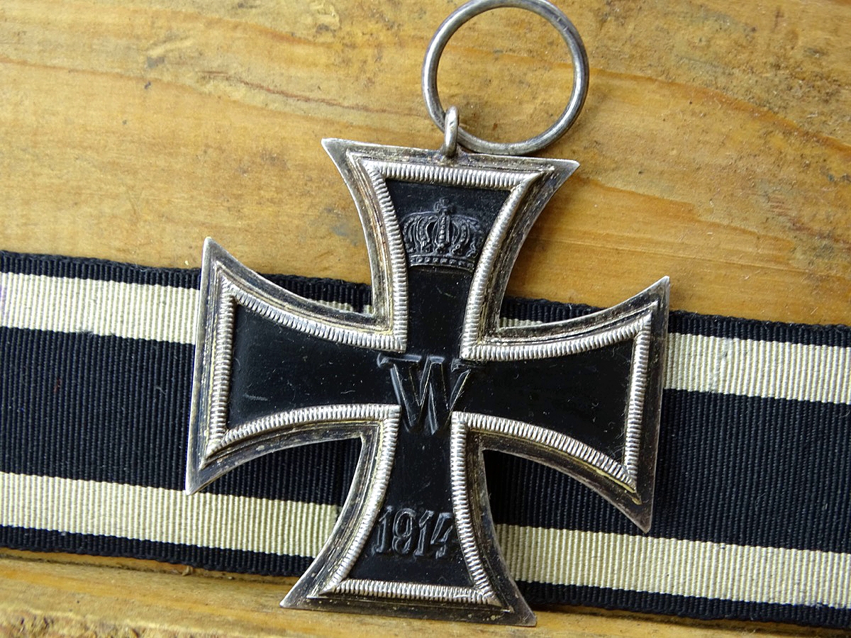 Eisernes Kreuz 2. Klasse 1914, noch fast komplett geschwärzt, Kern unmagnetisch.  DRGM Band Variante