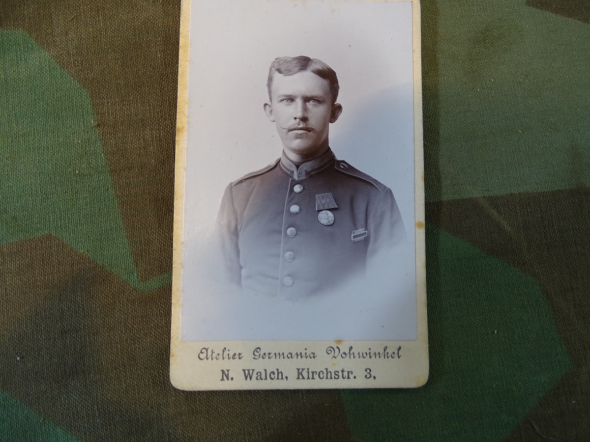 Studioaufnahme eines Soldaten um 1900, Dienstauszeichnung und Centenaermedaille. 