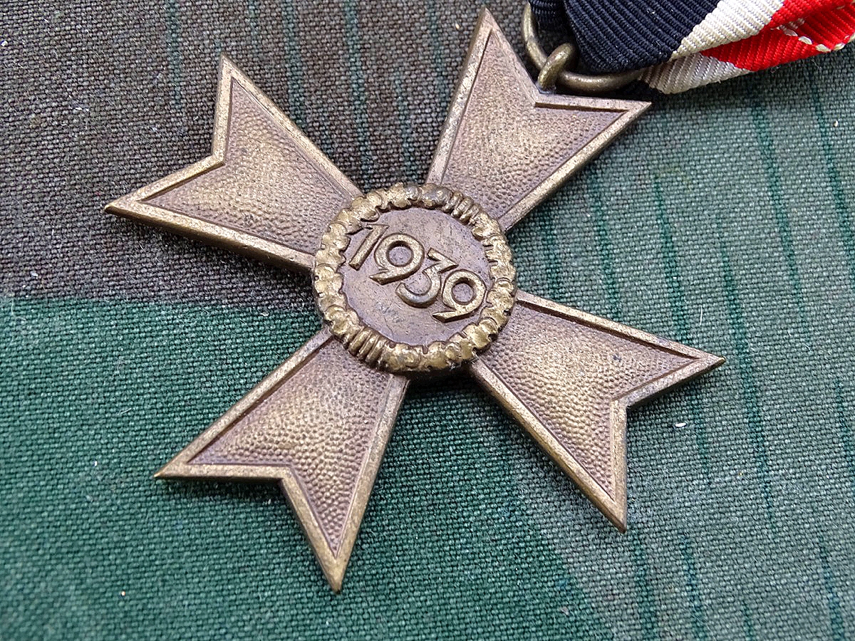 Kriegsverdienstkreuz 1939 ohne Schwerter, Buntmetall, ohne Hst. Mit Band