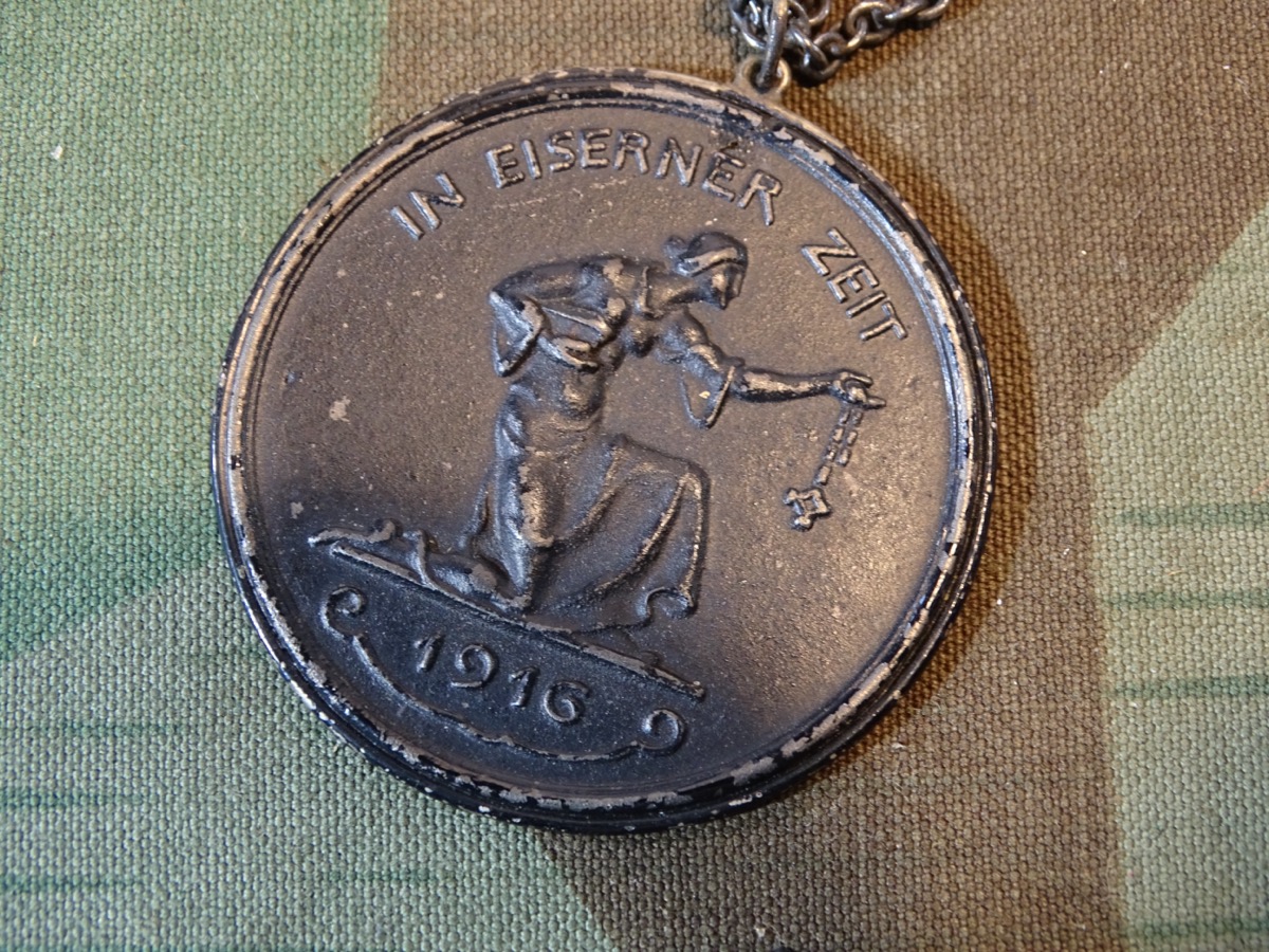 Patriotische Medaille an Kette - Gold gab ich zur Wehr,  Eisen nahm ich zur Ehr, 1916