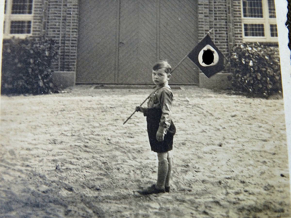 2 Fotos eines Kleinkindes in NS Uniform mit HK Fahne Tag der Arbeit 01.Mai 1934