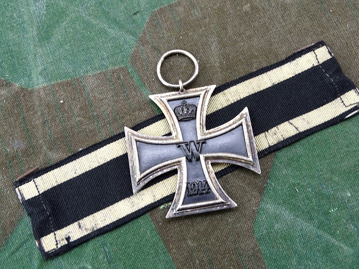 Eisernes Kreuz 2. Klasse 1914, noch fast komplett geschwärzt, Kern unmagnetisch.  DRGM Band Variante