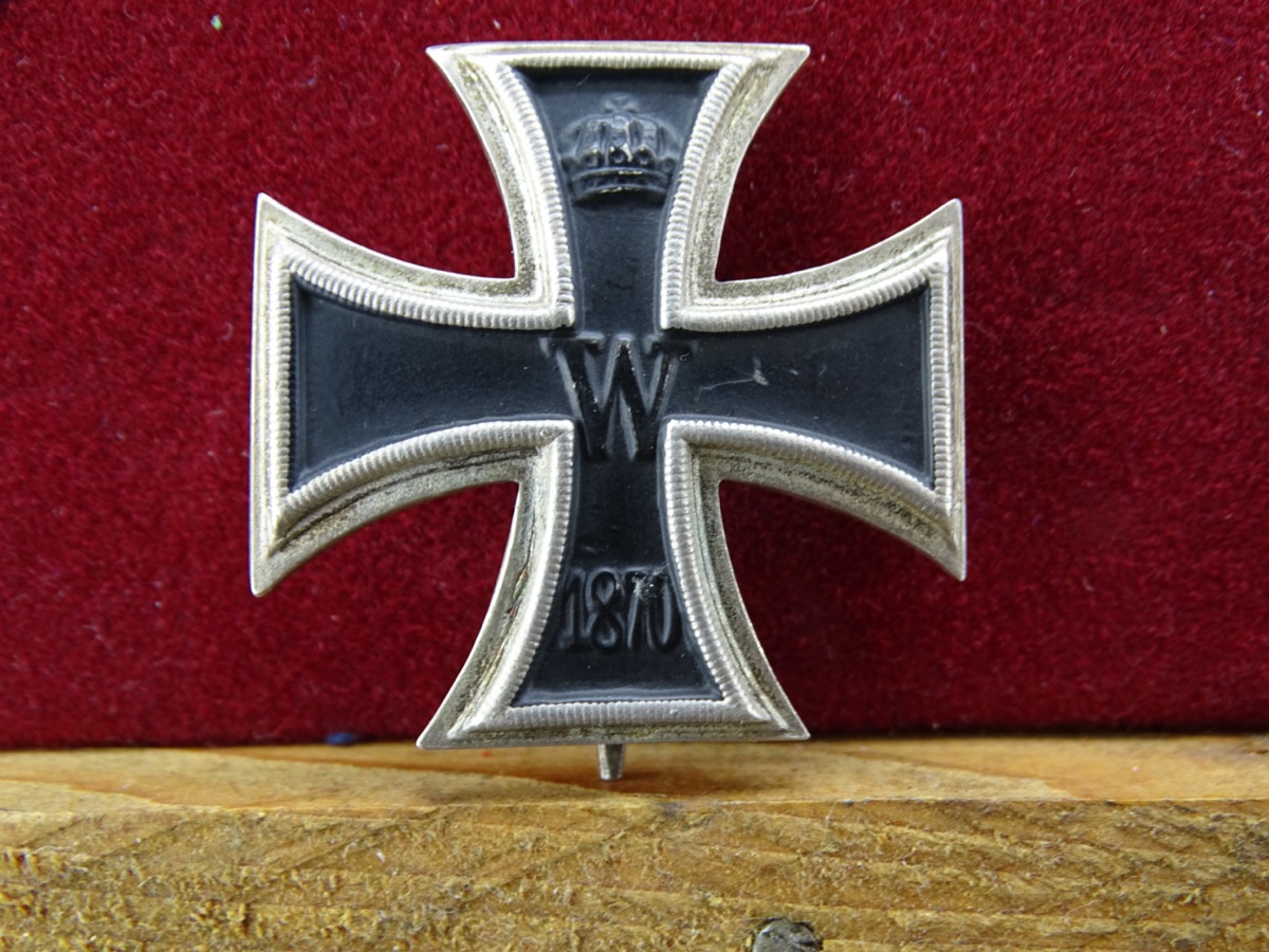 Replik: Eisernes Kreuz 1. Klasse 1870 mit breiter Nadel, in Schatulle, gealtert, Tragespuren