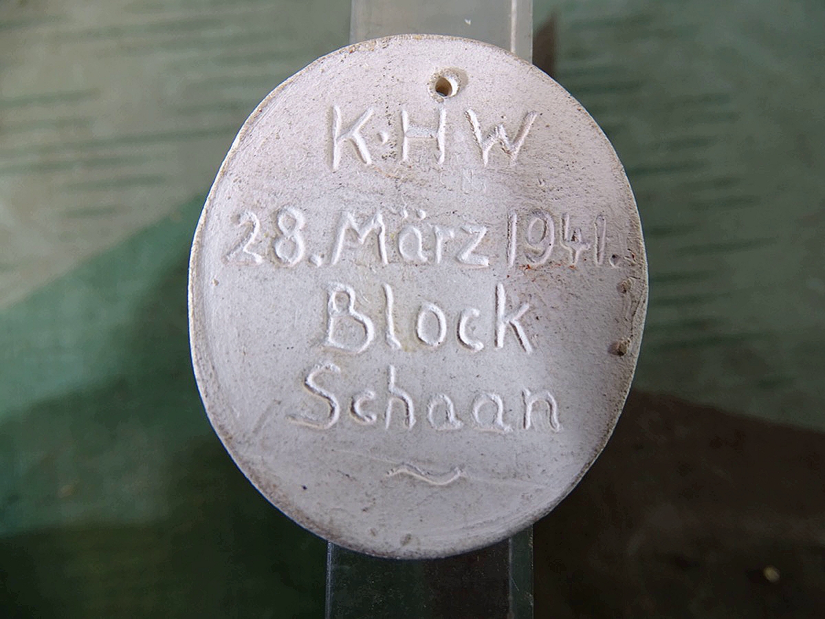 WHW / KHW Porzellanabzeichen mit AH Abbild 28. März 1941 Block Schaan