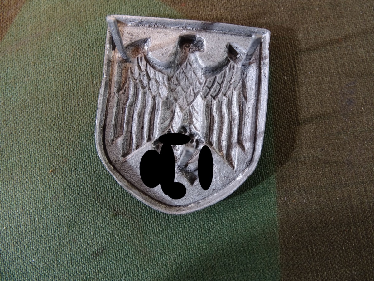 Adler Wappen für Wehrmachts Tropenhelm, frühes Stück, Buntmetall lackiert, alle Splinte dran