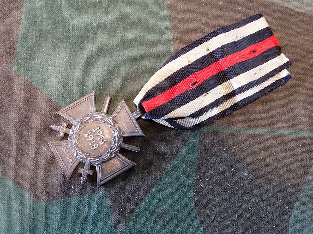 Ehrenkreuz für Frontkämpfer 1914/ 1918 mit Schwertern. Hersteller 0.12