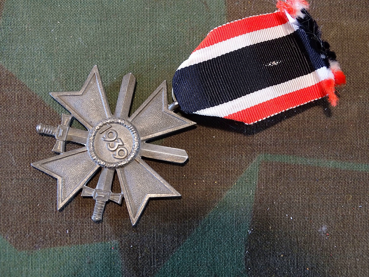 Kriegsverdienst Kreuz 2. Klasse 1939 mit Schwertern, Feinzink mit Band, Hst. : 15 Fr. Orth Wien