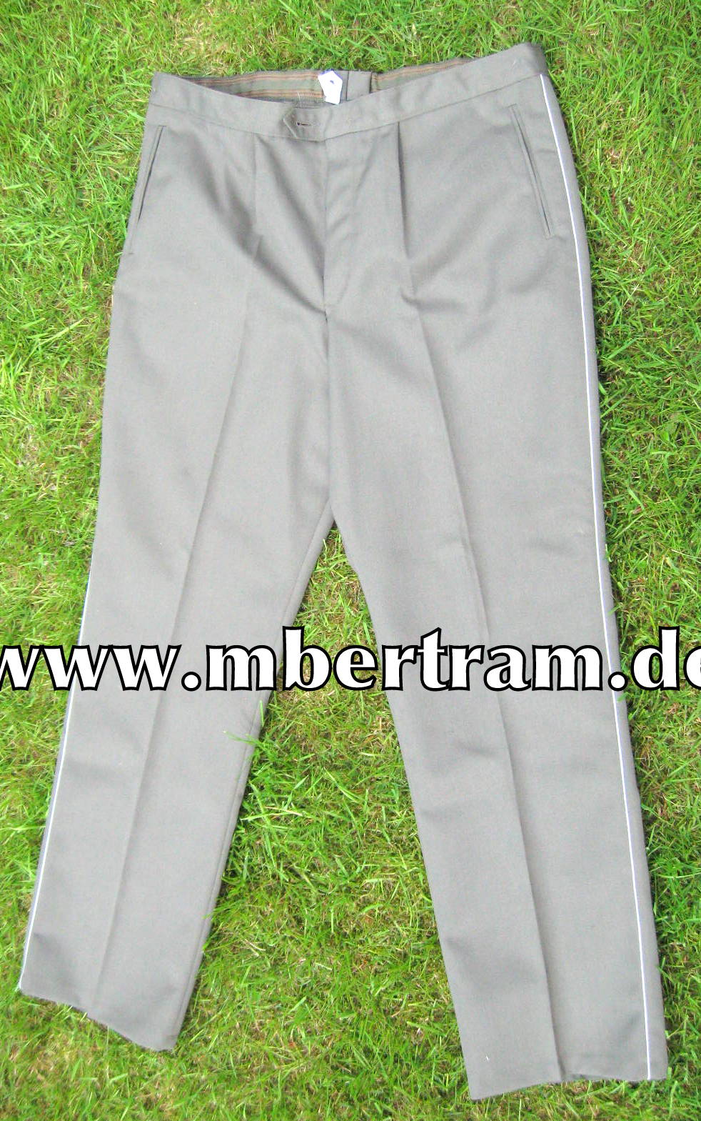 Grade, steingraue, gerippte Hose DDR NVA, weiße Paspel