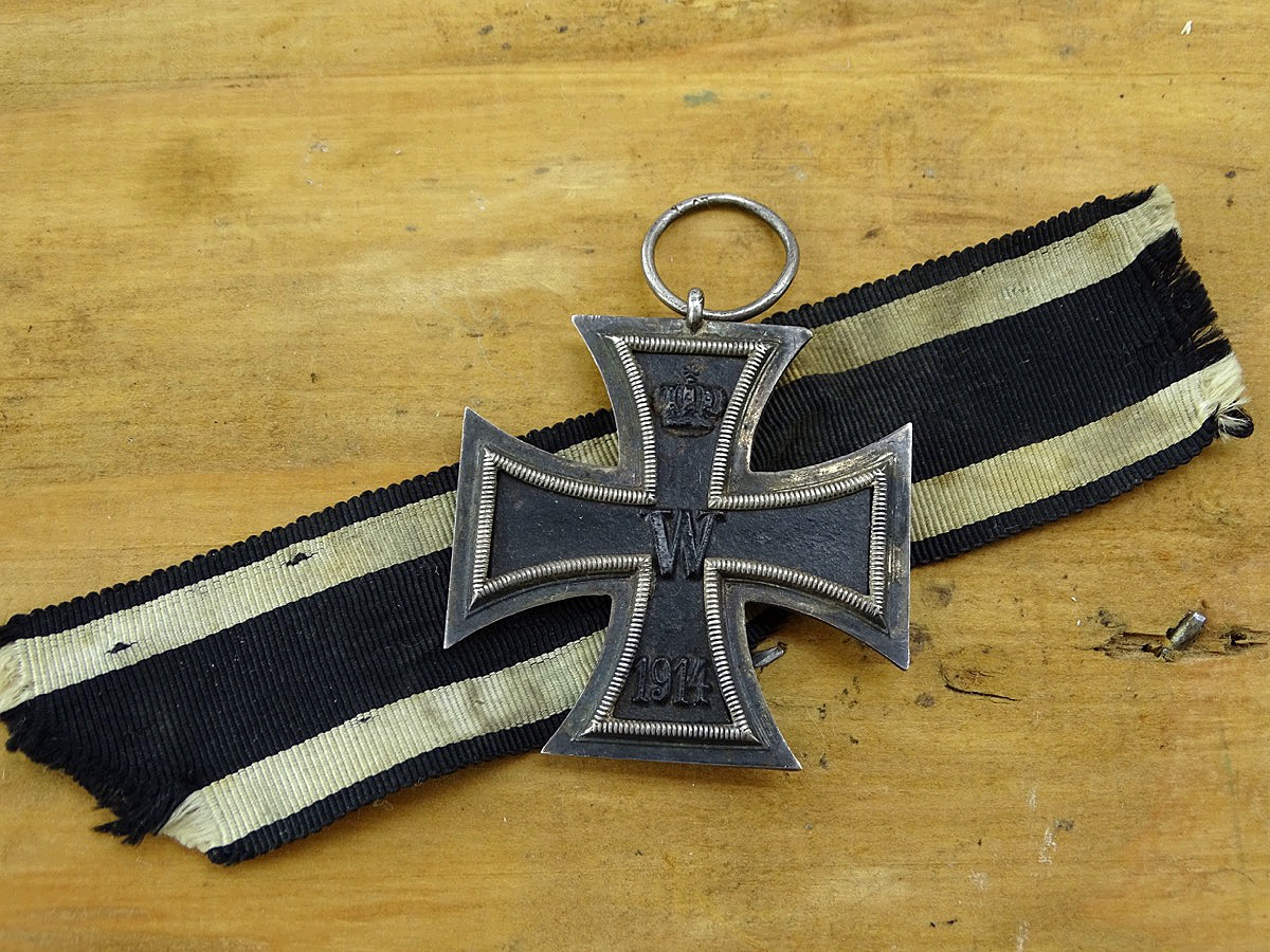 Eisernes Kreuz 2. Klasse 1914, Eisenkern noch komplett geschwärzt, Ring mit Marke LV 5