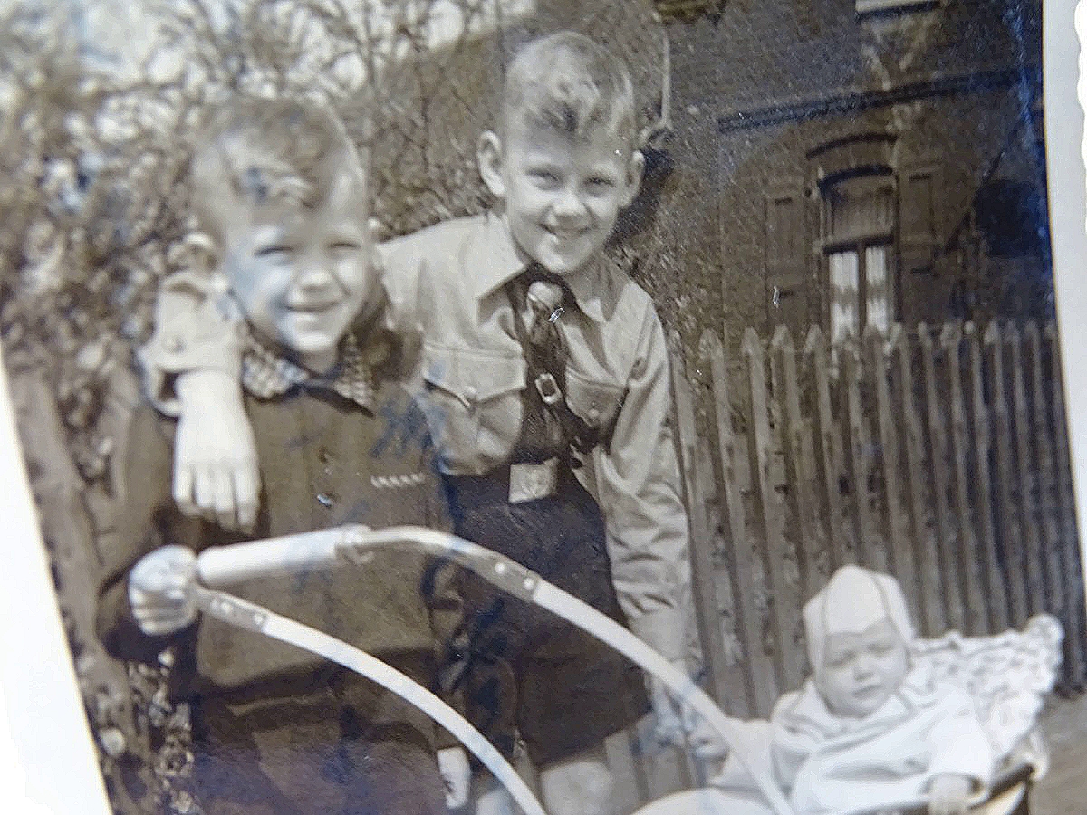 Foto DJ Junge in Uniform mit Freund und Kinderwagen Hamborn 20.04.1939 ( Führers Geburtstag ) 