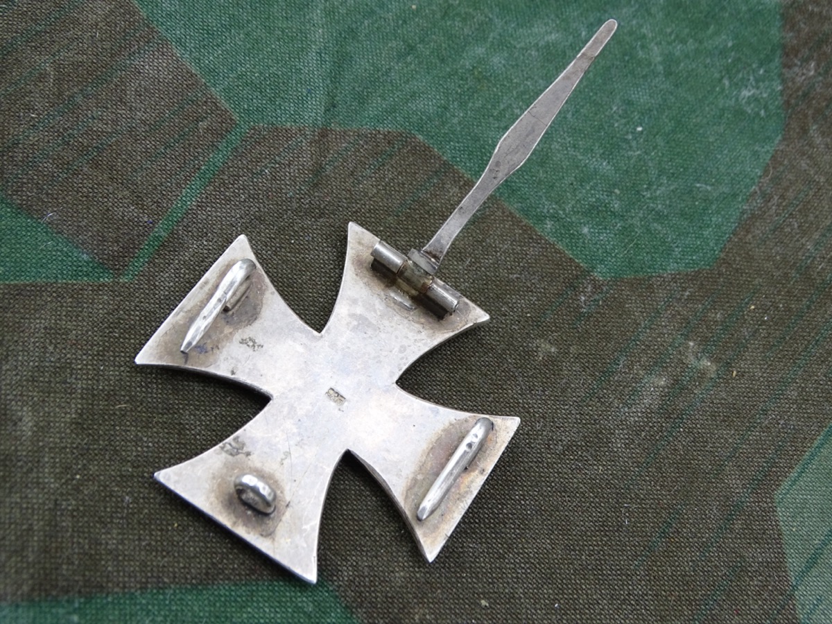 Eisernes Kreuz 1. Klasse 1914, magnetischer Eisenkern,  ca. 98% Schwärzung, Seltene Variante mit  2 zusätzl. Haken, "935"