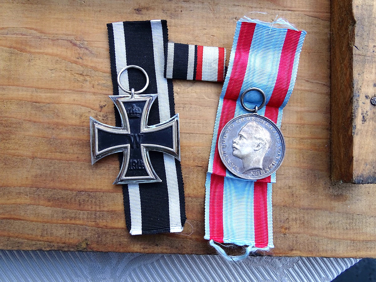 Eisernes Kreuz 2. Klasse 1914, Hst.: K , Hessen- Ernst Ludwig Medaille für Tapferkeit, 2er Bandspange