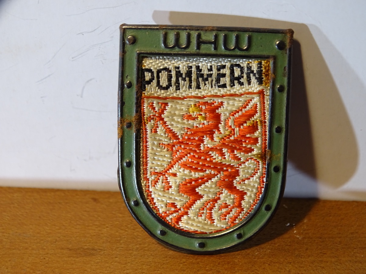 III. Reich WHW - Reichsstrassensammlung Nr. 042, Oktober 1936 "Pommern" Grenzlandwappen ,  Metallrahmen mit Stoff. 