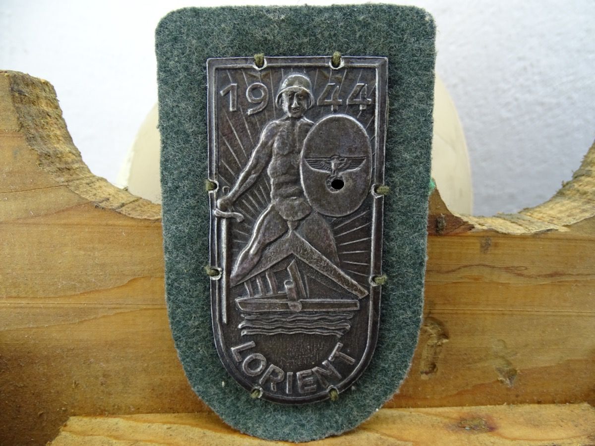 Replik: Lorient Ärmelschild 1944, Schöne dunkle Patina, mit Stoffunterlage