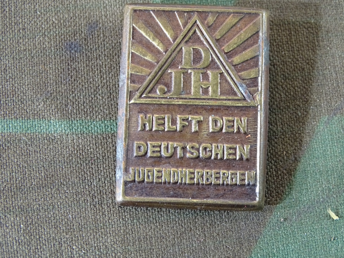 3. Reich Veranstalltungs Blech Abzeichen  Helft den deutschen Jugendherbergen
