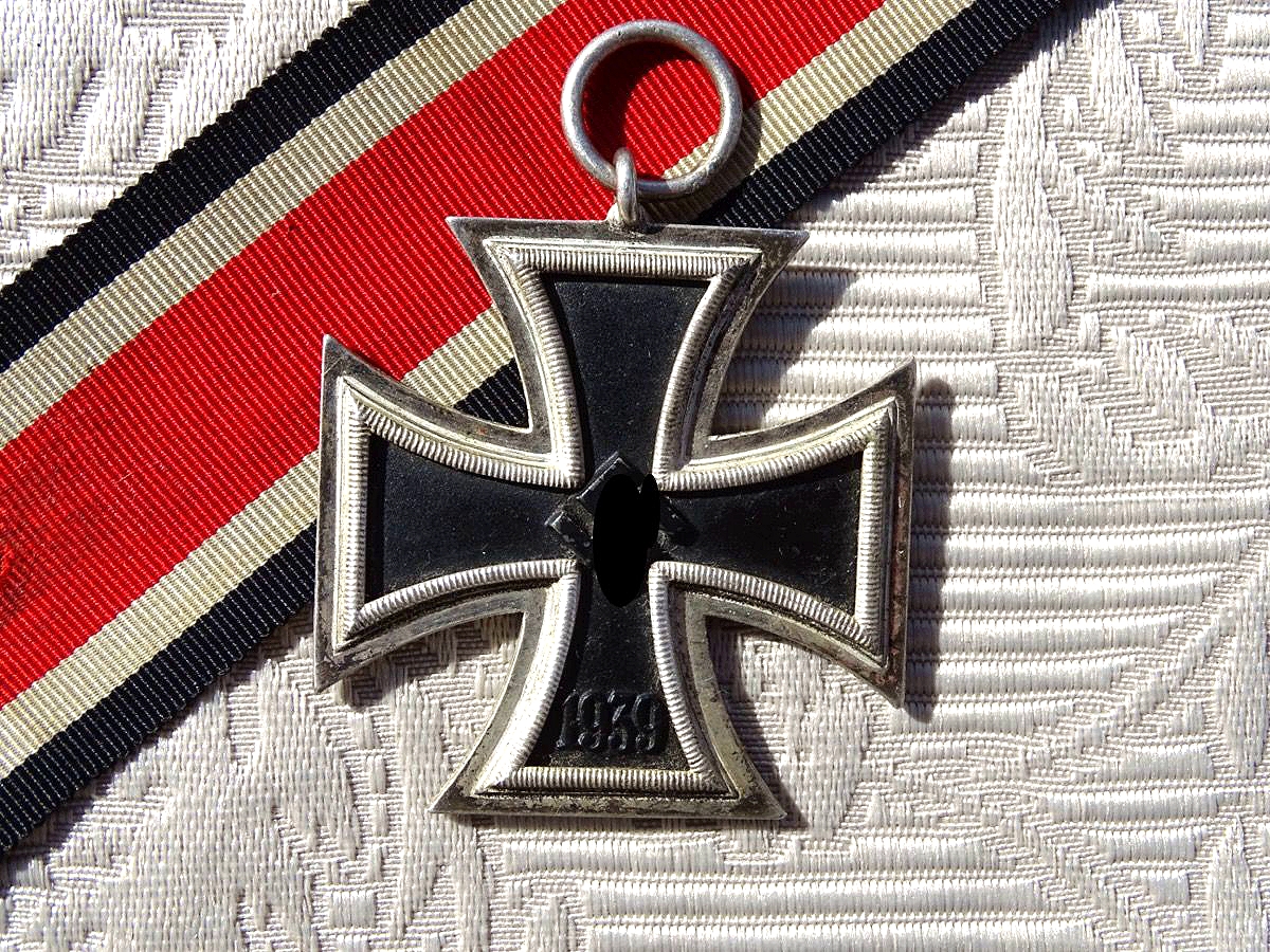 Eisernes Kreuz 2. Klasse 1939, Eisenkern, nahezu kpl. Schwärzung, an Band