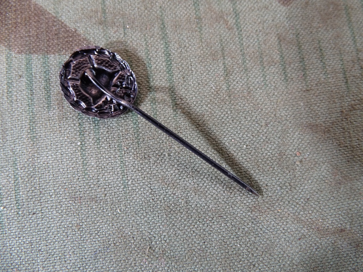 19 mm Miniatur Verwundeten Abzeichen in schwarz 1914 an langer Nadel. 