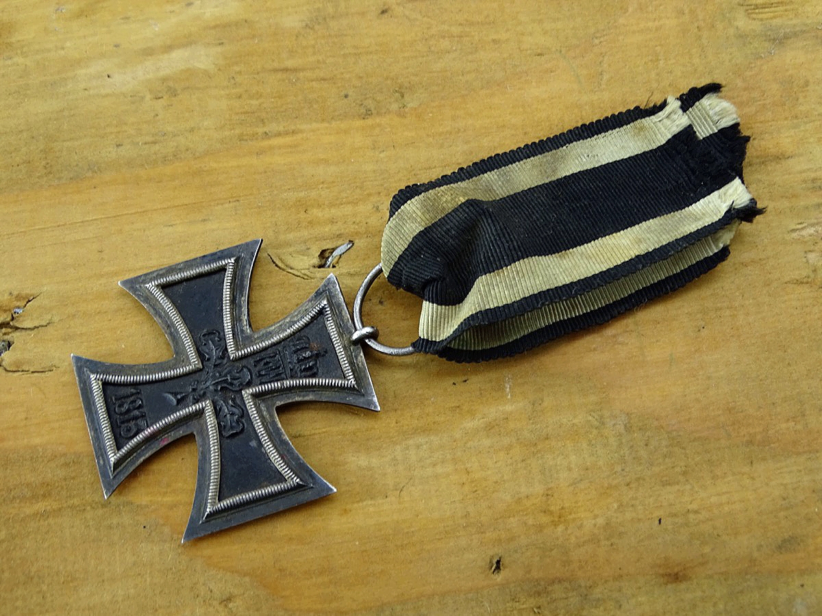 Eisernes Kreuz 2. Klasse 1914, Eisenkern noch komplett geschwärzt, Ring mit Marke LV 5