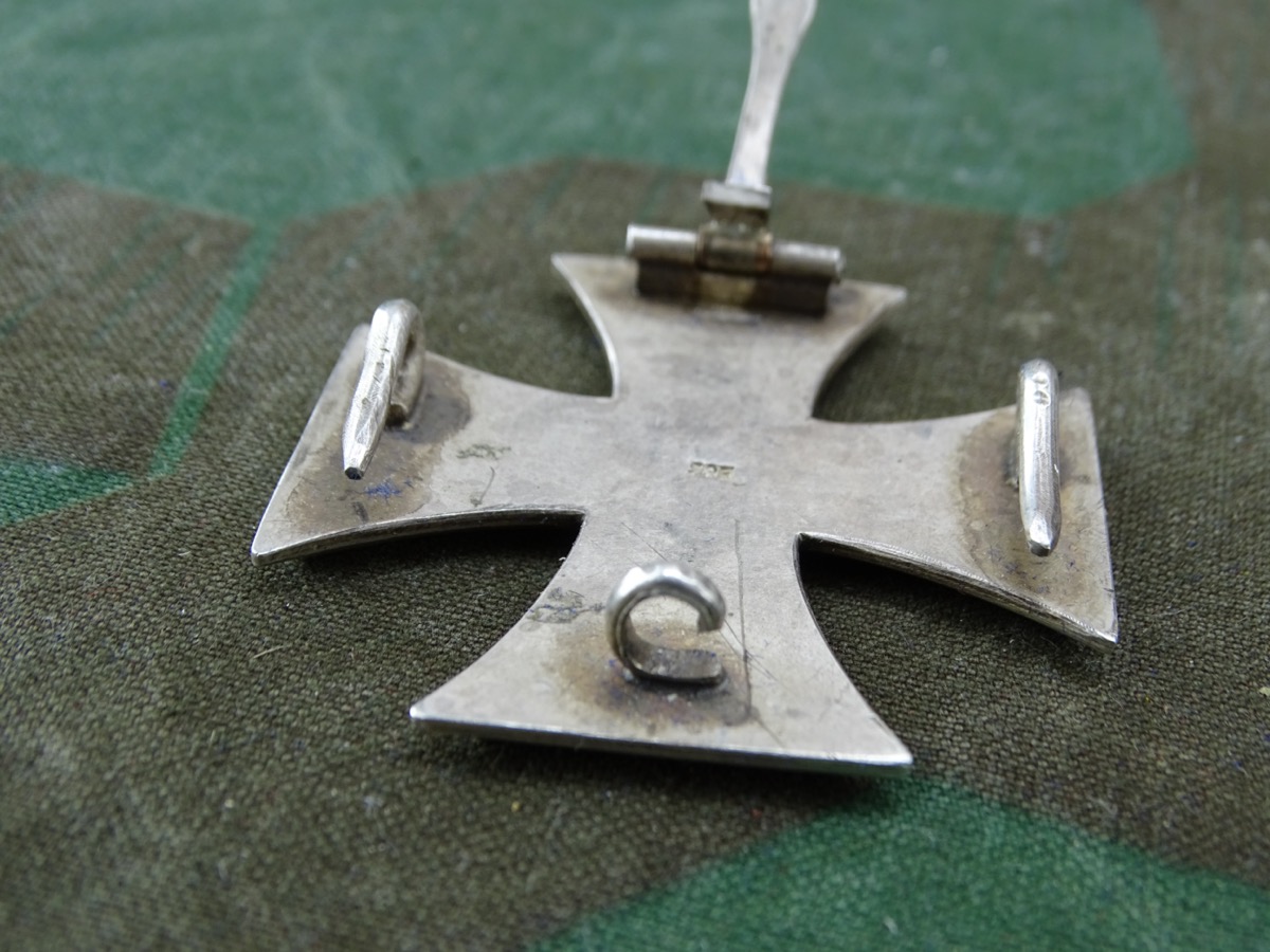 Eisernes Kreuz 1. Klasse 1914, magnetischer Eisenkern,  ca. 98% Schwärzung, Seltene Variante mit  2 zusätzl. Haken, "935"