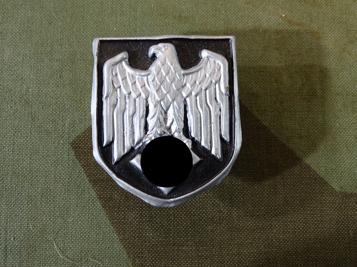 Adler Wappen für Wehrmachts Tropenhelm, frühes Stück, Buntmetall lackiert, alle Splinte dran, G.B. 41