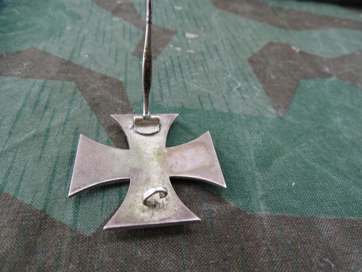 Eisernes Kreuz 1. Klasse 1914, magnetischer Eisenkern mit ca. 90% Schwärzung, gewölbt, Deumer