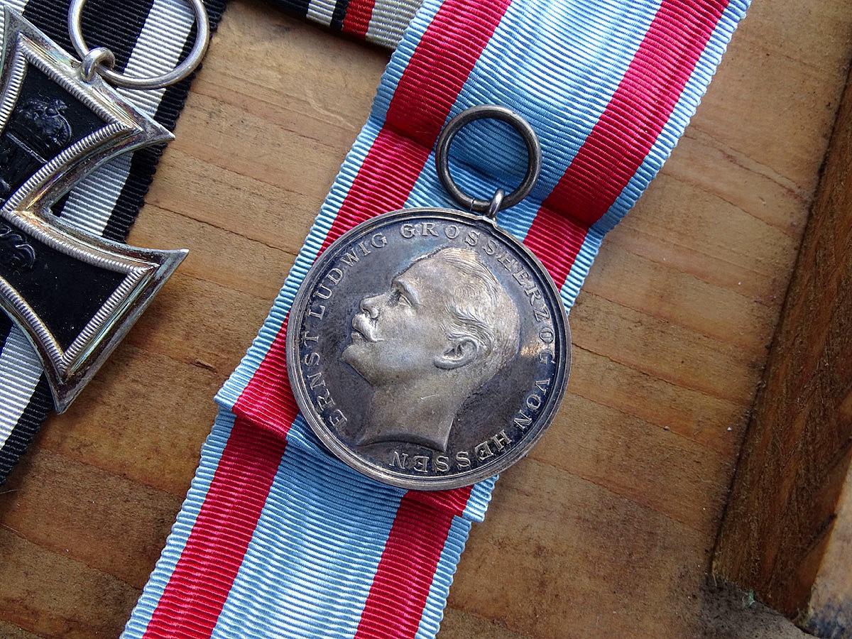 Eisernes Kreuz 2. Klasse 1914, Hst.: K , Hessen- Ernst Ludwig Medaille für Tapferkeit, 2er Bandspange