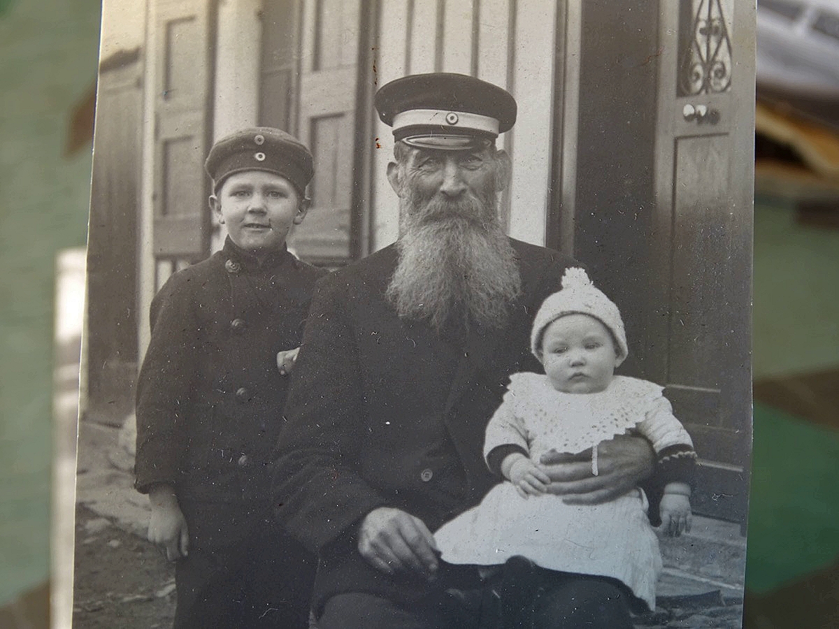 2 Fotos eines Veteranen der Kriege 1870/71, um 1915 Centenaermedaille etc., Kind mit Krätzchen