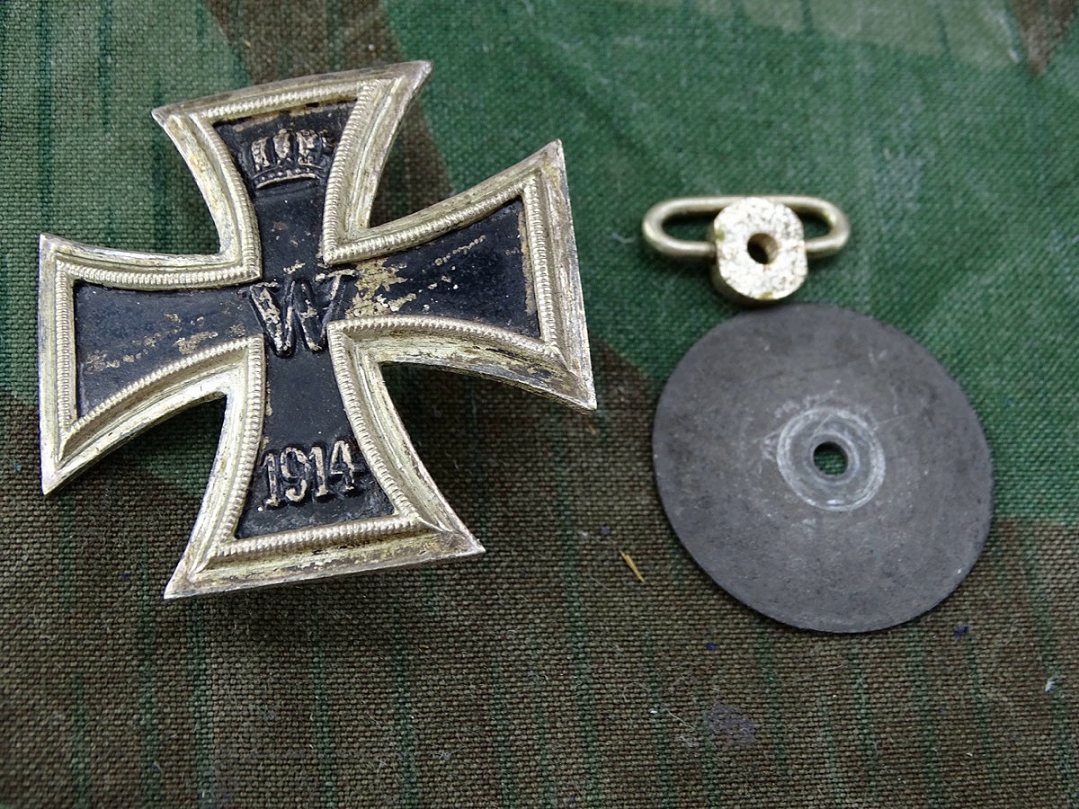 Eisernes Kreuz 1. Klasse 1914, magnetischer Eisenkern, Gewölbt, ca. 90% Schwärzung.  Schraubscheibe