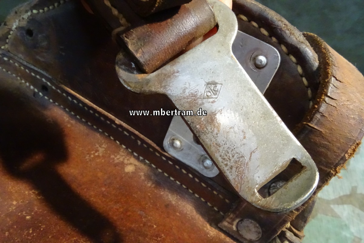 Wehrmacht Kavallerie Packtasche. Eisen Lasche von "olc"