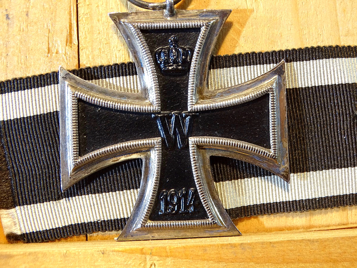 Zusammengehöriges Ordensset aus einem Nachlass: EK 2 1914, Kriegsverdienstkreuz Mecklenburg. Mit Bandspange. 