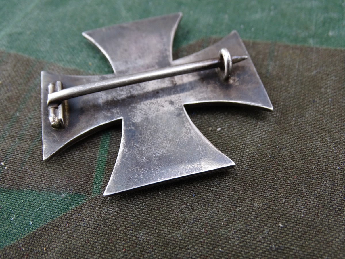 Eisernes Kreuz 1. Klasse 1914, magnetischer Eisenkern mit fast kpl. Schwärzung. Riss in Kern