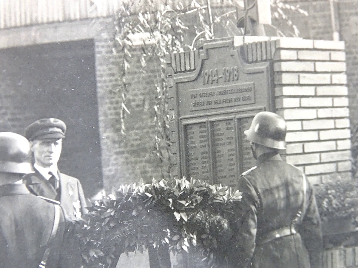 Kranzniederlegung von SA, SS? , DAF, Feuerwehr an einem Ehrenmal für 1914-18 , wahrscheinlich Remscheid