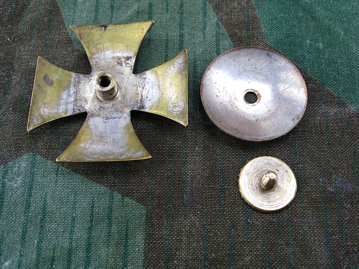 Eisernes Kreuz 1. Klasse 1914, magnetischer Eisenkern, Gewölbt, ca. 95% Schwärzung, Kern Riss,  Schraubscheibe, Schachtel