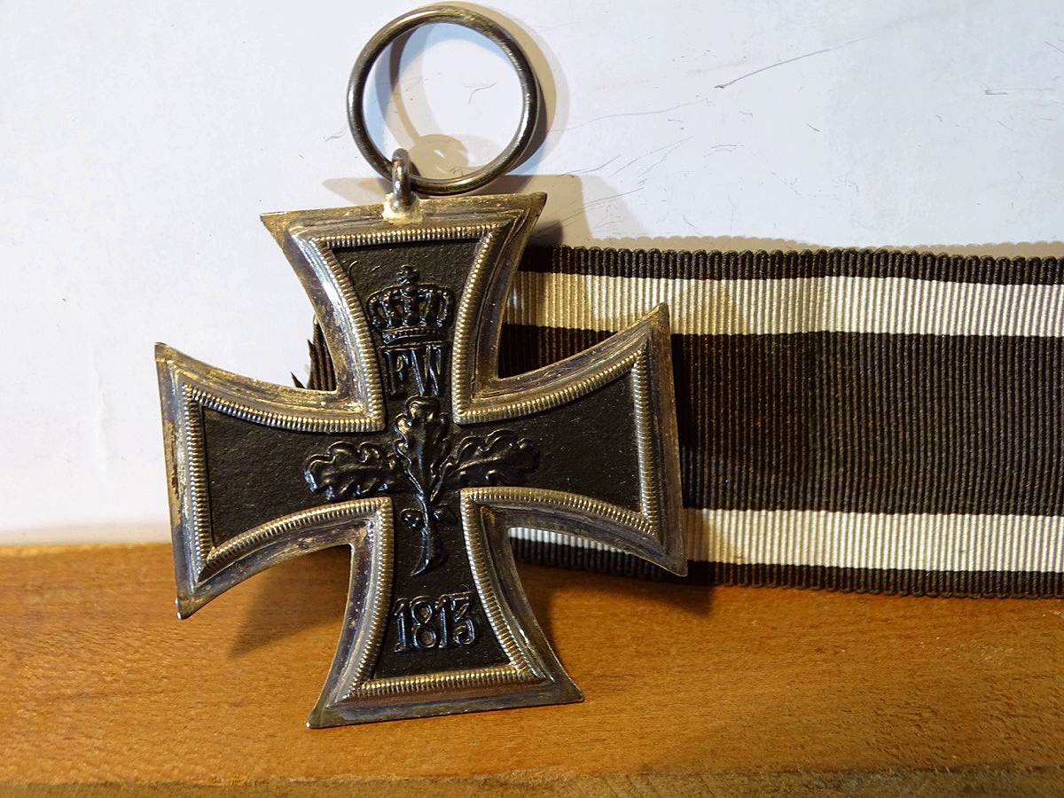 Eisernes Kreuz 2. Klasse 1914, Hst.: We in kleinem Ring,( Firma J.H. Werner),  an zugehörigem Bandabschnitt