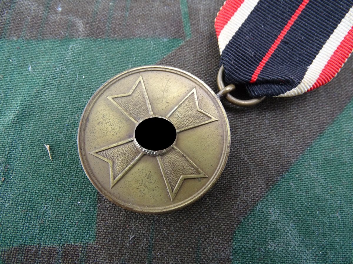 Kriegsverdienstmedaille, Buntmetall mit langem Bandabschnitt. 