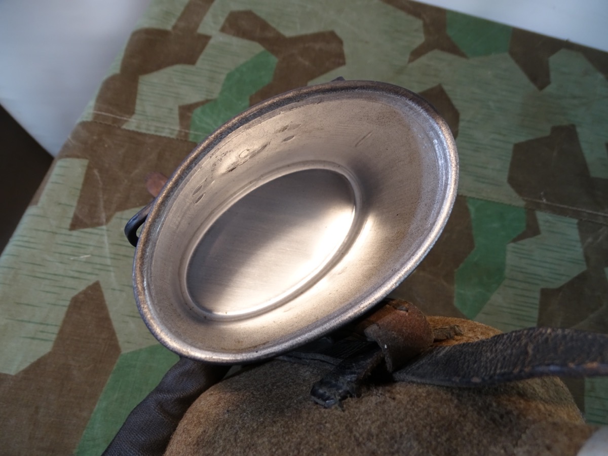 Wehrmacht, frühe Alu Feldflasche mit schwarzem Alu Trinkbecher " WAL 35" 